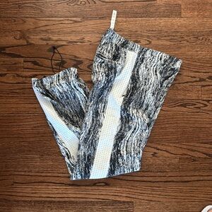 Lululemon City Summer Pant . White/black. Size 4. Never worn .